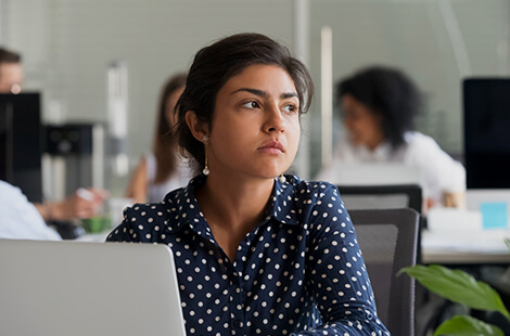 mujer estudiante reflexionando