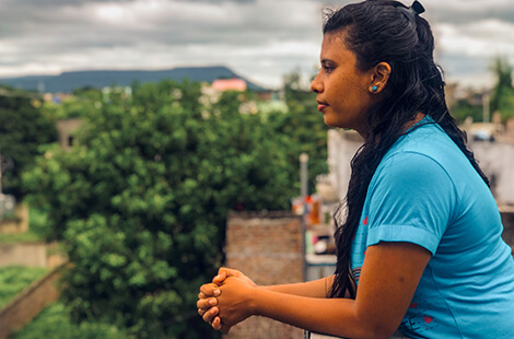 Mujer reflexionando